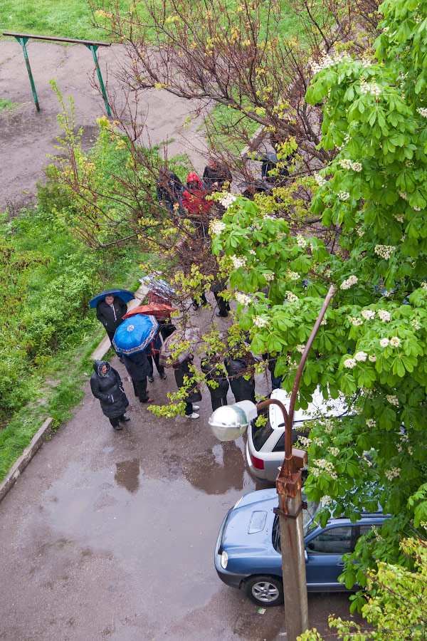 Пенсионеры в очереди за пайками
