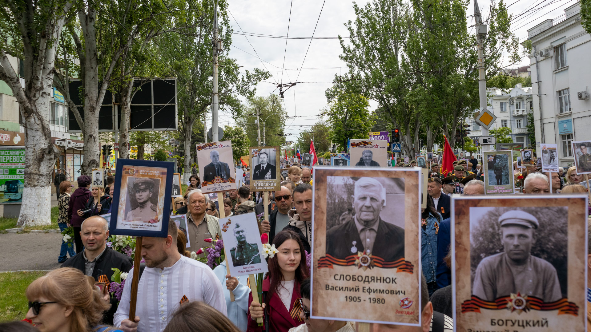«Бессмертный полк» в Тирасполе — тысячи жителей вышли на шествие в День Победы Шествие «Бессмертного полка» в Тирасполе — люди с портретами ветеранов идут по центральной улице города 9 мая